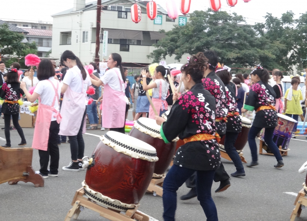 太鼓、民謡、踊りで賑やかに